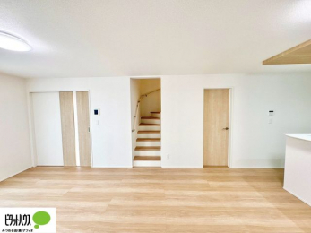 ���r���O�@���R�ƉƑ��̊炪���킹����l�C�̃��r���O�C���K�i�B