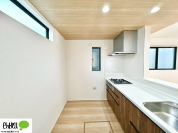 �L�b�`���@�l�C�̃J�E���^�[�L�b�`������́A���r���O�ɂ��邲�Ƒ��̗l�q���f���܂�