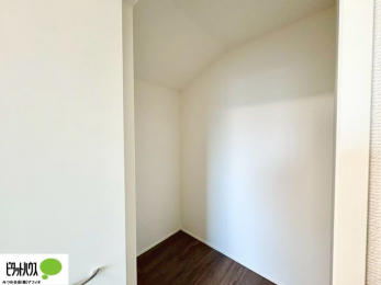 ���[�@�傫�ȃE�H�[�N�C���N���[�[�b�g�ɂ́A�G�ߕ��̈ߗނȂǂ܂Ƃ߂Ď��[�ł��A���������L���g���܂�