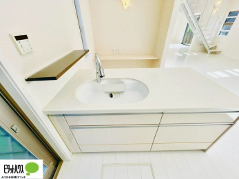 ���̑����ρ@�l�C�̃J�E���^�[�L�b�`������́A���r���O�ɂ��邲�Ƒ��̗l�q���f���܂�