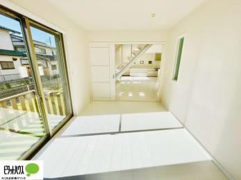 ���̑��@1�K���r���O���ɂ͗m�����B�h�A���J���āA����ɍL����Ԃɂ��邱�Ƃ��\�ł��B