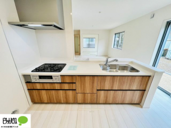 �L�b�`���@�{�H��ʐ^�@�l�C�̃J�E���^�[�L�b�`������́A���r���O�ɂ��邲�Ƒ��̗l�q���f���܂�