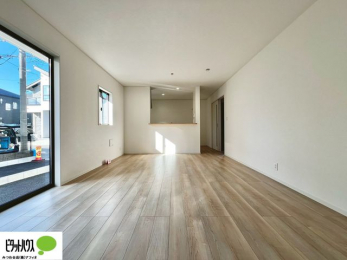 ���r���O�@�傫�ȑ��̂��郊�r���O�͖��邭�A���ʂ����ǂ��A�Ƒ��݂�Ȃ̏΂����������n��܂�