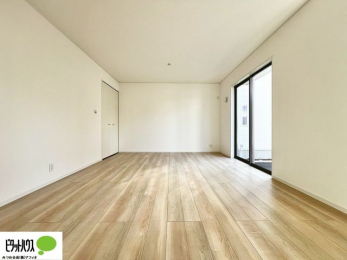 ���r���O�@���r���O�͉Ƒ��ōL�X�Ɖ߂�����17���B�L�b�`�����烊�r���O�����ʂ��āA���q����̗l�q���΂�����B