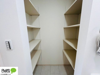 ���[�@���ʏ��Ɏ��[�X�y�[�X��݂��܂����B������^�I���A�X�g�b�N��܂Ȃǉ����Ƒ����̂Ń��l���ɃX�y�[�X������Əd�󂵂܂��B