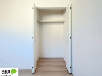 �q�������@�N���[�[�b�g�́A�����E���s��������A��̒����ߗނ����N���N���[�\�ł�