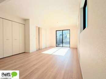 ���r���O�@16���̃��r���O�́A�Ƌ�̔z�u���l���₷�������`�^�ł��B�߂����₷���Ƒ��݂�Ȃ̌e���̏�ɁB