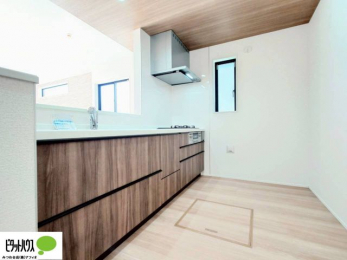 �L�b�`���@�l�C�̃J�E���^�[�L�b�`������́A���r���O�ɂ��邲�Ƒ��̗l�q���f���܂�