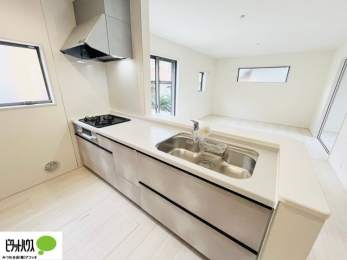 �L�b�`���@�{�H��ʐ^�F�l�C�̃J�E���^�[�L�b�`������́A���r���O�ɂ��邲�Ƒ��̗l�q���f���܂�