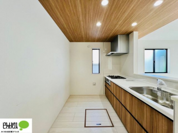 �L�b�`���@�{�H��ʐ^�F�l�C�̃J�E���^�[�L�b�`������́A���r���O�ɂ��邲�Ƒ��̗l�q���f���܂�