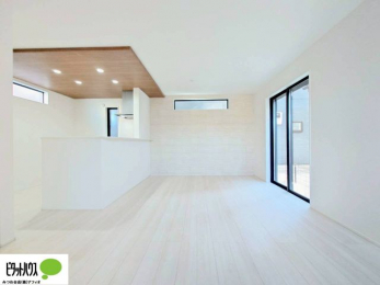 ���r���O�@���R�����������ޒg���ȃ��r���O�B��������ɂ͓Ǐ��₨���Q�ł����Ȃ���̂�т�Ɖ߂����ЂƎ����B