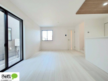 ���r���O�@�傫�ȑ��̂��郊�r���O�͖��邭�A���ʂ����ǂ��A�Ƒ��݂�Ȃ̏΂����������n��܂�