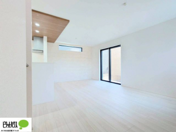 ���̑��@�傫�ȑ�����ۓI�ȃ��r���O�́A�������邢��C�ɂ��Ă���܂��ˁB