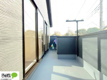 ���̑��@�����ЂƂ̖ʂƂ��ĉƑS�̂���̉����邱�Ƃɂ��A������̗͂ɂ����ɋ����\���ƂȂ�܂��B�Ɖ��̂˂����h�~���A�ϐk���ɗD�ꂽ���ʂ𔭊����܂��B