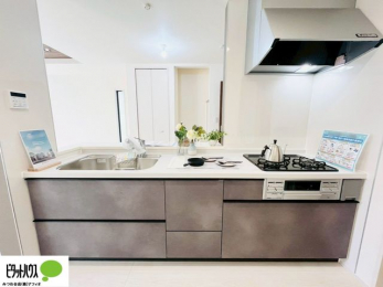 �L�b�`���@�{�H��ʐ^�F�l�C�̃J�E���^�[�L�b�`������́A���r���O�ɂ��邲�Ƒ��̗l�q���f���܂�