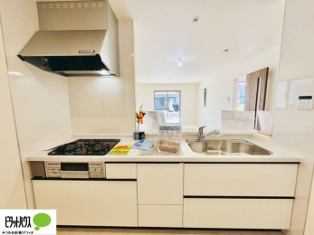 �L�b�`���@�{�H��ʐ^�F�l�C�̃J�E���^�[�L�b�`������́A���r���O�ɂ��邲�Ƒ��̗l�q���f���܂�