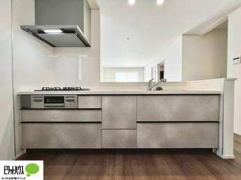 �L�b�`���@�{�H��ʐ^�F�l�C�̃J�E���^�[�L�b�`������́A���r���O�ɂ��邲�Ƒ��̗l�q���f���܂�