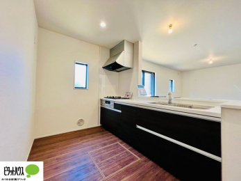 �L�b�`���@�{�H��ʐ^�F�l�C�̃J�E���^�[�L�b�`������́A���r���O�ɂ��邲�Ƒ��̗l�q���f���܂�