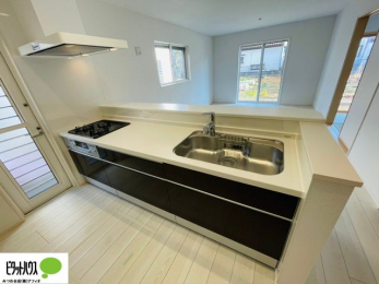 �L�b�`���@�{�H��ʐ^�@�l�C�̃J�E���^�[�L�b�`������́A���r���O�ɂ��邲�Ƒ��̗l�q���f���܂�