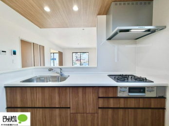 �L�b�`���@�l�C�̃J�E���^�[�L�b�`������́A���r���O�ɂ��邲�Ƒ��̗l�q���f���܂�