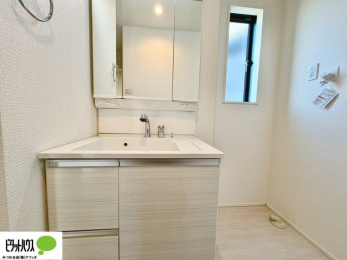 ���ʑ�E���ʏ��@�O�ʋ��̗���A�V���N���ȂǑ������[��������A�L�X�Ƃ������ʉ��ϑ�ł��B