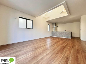 ���̑��@���R�ƉƑ��̊炪���킹����l�C�̃��r���O�C���K�i�B