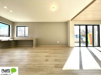 ���̑��@�傫�ȑ��̂��郊�r���O�͖��邭�A���ʂ����ǂ��A�Ƒ��݂�Ȃ̏΂����������n��܂�