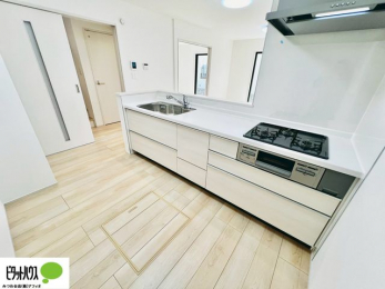 �L�b�`���@�{�H��ʐ^�@�l�C�̃J�E���^�[�L�b�`������́A���r���O�ɂ��邲�Ƒ��̗l�q���f���܂�