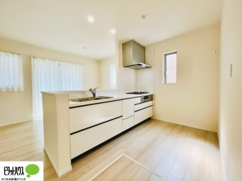 �L�b�`���@�{�H��ʐ^�@�l�C�̃J�E���^�[�L�b�`������́A���r���O�ɂ��邲�Ƒ��̗l�q���f���܂�