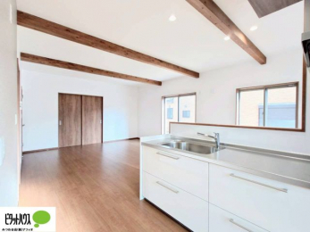 ���̑��@���r���O�͉Ƒ��ōL�X�Ɖ߂�����20���B�L�b�`�����烊�r���O�����ʂ��āA���q����̗l�q���΂�����B