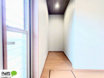 �L�b�`���@��������̐H���i��A�ۑ��H�E���H�ȂǕۊǂł���֗��ȃp���g���[�B