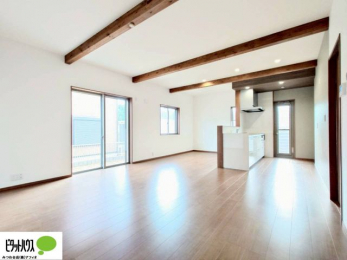 ���r���O�@�傫�ȑ��̂��郊�r���O�͖��邭�A���ʂ����ǂ��A�Ƒ��݂�Ȃ̏΂����������n��܂�