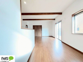 ���̑��@�傫�ȑ�����ۓI�ȃ��r���O�́A�������邢��C�ɂ��Ă���܂��ˁB