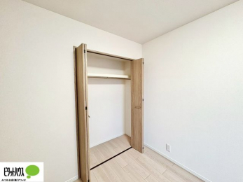 ���[�@�N���[�[�b�g�́A�����E���s��������A��̒����ߗނ����N���N���[�\�ł�