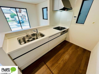 �L�b�`���@�{�H��ʐ^�F�l�C�̃J�E���^�[�L�b�`������́A���r���O�ɂ��邲�Ƒ��̗l�q���f���܂�