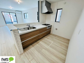 �L�b�`���@�{�H��ʐ^�@�l�C�̃J�E���^�[�L�b�`������́A���r���O�ɂ��邲�Ƒ��̗l�q���f���܂�