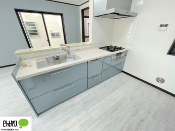 �L�b�`���@�{�H��ʐ^�F�l�C�̃J�E���^�[�L�b�`������́A���r���O�ɂ��邲�Ƒ��̗l�q���f���܂�