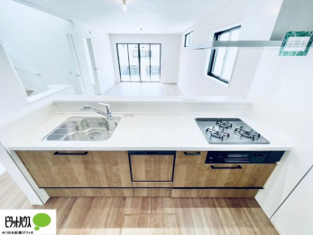 �L�b�`���@�{�H��ʐ^�@�l�C�̃J�E���^�[�L�b�`������́A���r���O�ɂ��邲�Ƒ��̗l�q���f���܂�