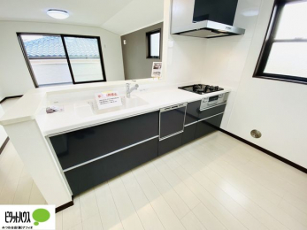 �L�b�`���@�{�H��ʐ^�F�l�C�̃J�E���^�[�L�b�`������́A���r���O�ɂ��邲�Ƒ��̗l�q���f���܂�