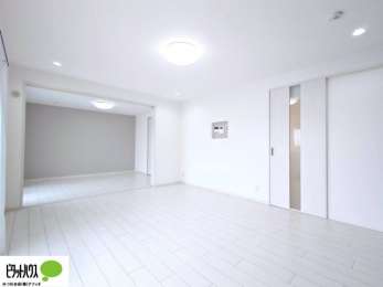 ���r���O�@���R�����������ޒg���ȃ��r���O�B��������ɂ͓Ǐ��₨���Q�ł����Ȃ���̂�т�Ɖ߂����ЂƎ����B