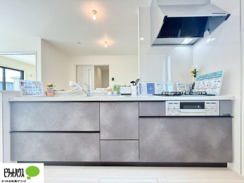 �L�b�`���@�{�H��ʐ^�F�l�C�̃J�E���^�[�L�b�`������́A���r���O�ɂ��邲�Ƒ��̗l�q���f���܂�