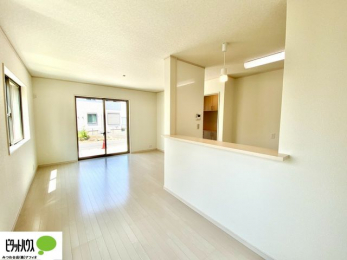 ���r���O�@�傫�ȑ��̂��郊�r���O�͖��邭�A���ʂ����ǂ��A�Ƒ��݂�Ȃ̏΂����������n��܂�