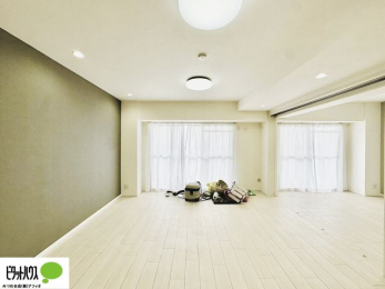 ���r���O�@���r���O�͉Ƒ��ōL�X�Ɖ߂�����15���B�L�b�`�����烊�r���O�����ʂ��āA���q����̗l�q���΂�����B