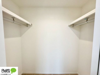 ���[�@�N���[�[�b�g�́A�����E���s��������A��̒����ߗނ����N���N���[�\�ł�