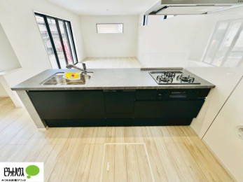 �L�b�`���@�{�H��ʐ^�@�l�C�̃J�E���^�[�L�b�`������́A���r���O�ɂ��邲�Ƒ��̗l�q���f���܂�