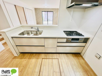 �L�b�`���@�{�H��ʐ^�@�l�C�̃J�E���^�[�L�b�`������́A���r���O�ɂ��邲�Ƒ��̗l�q���f���܂�