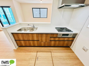 �L�b�`���@�{�H��ʐ^�@�l�C�̃J�E���^�[�L�b�`������́A���r���O�ɂ��邲�Ƒ��̗l�q���f���܂�