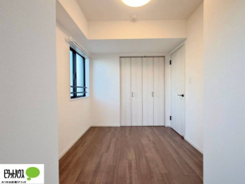 ���[�@�N���[�[�b�g�́A�����E���s��������A��̒����ߗނ����N���N���[�\�ł�