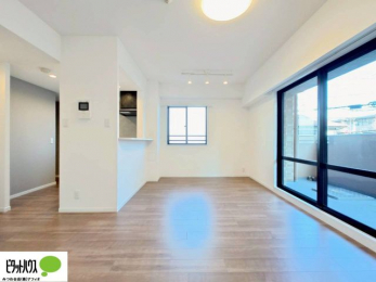 ���r���O�@�傫�ȑ��̂��郊�r���O�͖��邭�A���ʂ����ǂ��A�Ƒ��݂�Ȃ̏΂����������n��܂�