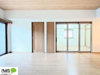 ���r���O�@���R�����������ޒg���ȃ��r���O�B��������ɂ͓Ǐ��₨���Q�ł����Ȃ���̂�т�Ɖ߂����ЂƎ����B